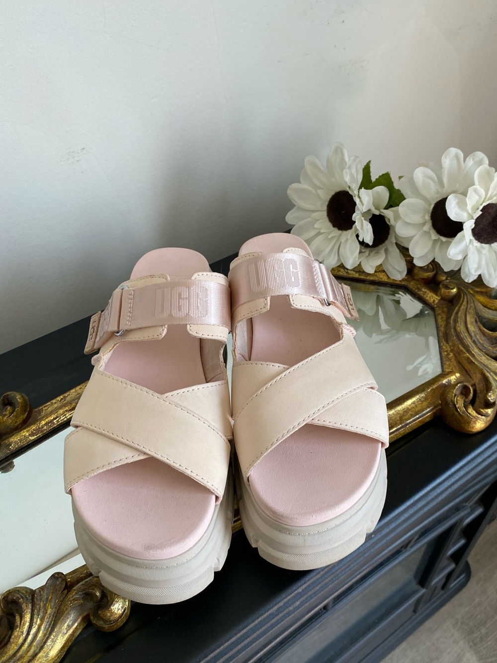 UGG ASHTON CHUNKY SLIDES